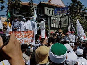 Massa Pendemo Tolak RUU HIP di Surabaya Bubar Usai Ditemui DPRD Jatim