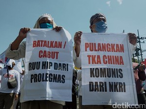 Massa Gamis Demo Tolak RUU HIP di DPRD Jatim