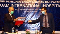 Hadir sebagai pembicara RUPS dan Public Expose Presiden Direktur PT. Siloam International Hospitals, Tbk., Ketut Budi Wijaya dan CFO PT. Siloam International Hospitals, Tbk., Daniel Phua, yang menyampaikan paparan tersebut kepada sejumlah undangan yang hadir dengan mengikuti protokol kesehatan guna ikut mencegah penyebaran COVID-19. Foto: dok. Siloam