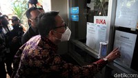 Pantauan detikcom, sejumlah anggota Komisi III DPR melakukan peninjauan rumah tahanan KPK yang berada di gedung KPK, Jalan Kuningan Persada, Jakarta Selatan, Selasa (7/7/2020). Ketua Komisi III Herman Hery memimpin rombongan dengan didampingi Ketua KPK Firli Bahuri. Awalnya para anggota Komisi III itu meninjau tempat registrasi. Mereka menanyakan prosedur kunjungan di masa pandemi virus Corona.