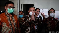 Tak lama anggota Komisi III yang dipimpin Herman Hery keluar dari Rutan KPK. Kunjungan Rutan KPK itu hanya berlangsung sekitar 10 menit.
