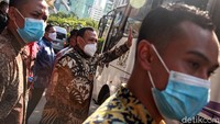 Sebelumnya diketahui, Komisi III DPR menggelar rapat dengar pendapat (RDP) dengan KPK. Rapat itu dilakukan secara tertutup. RDP antara Komisi III DPR dengan KPK itu mendapat sorotan dari Indonesia Corruption Watch (ICW). ICW menilai tidak ada urgensinya RDP tersebut dilakukan di gedung KPK. Peneliti ICW Kurnia Ramadhana menyoroti soal RDP tersebut yang digelar secara tertutup. Ia menduga memang ada hal yang ingin sengaja disembunyikan DPR dari publik dengan mengelar RDP secara tertutup itu.