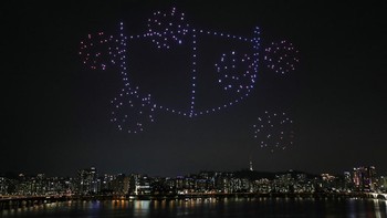 Tapi di tengah ancaman gelombang kedua infeksi, pemerintah Korea Selatan menggunakan cara yang unik untuk mengingatkan warga untuk menuruti cara pencegahan virus yaitu dengan pertunjukan drone. Foto: Ministry of Land, Infrastructure and Transport