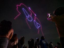 Atraksi Keren 300 Drone Ajak Warga Korsel Lawan COVID-19