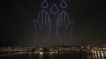 Pertunjukan cahaya drone berwarna-warni ini melibatkan 300 drone dan berlangsung selama 10 menit. Foto: Ministry of Land, Infrastructure and Transport