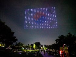 Atraksi Keren 300 Drone Ajak Warga Korsel Lawan COVID-19