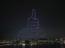 Atraksi Keren 300 Drone Ajak Warga Korsel Lawan COVID-19