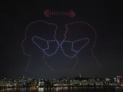 Atraksi Keren 300 Drone Ajak Warga Korsel Lawan COVID-19