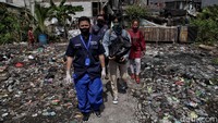 Guna tetap memberikan layanan kepada masyarakat, sejumlah petugas Suku Dinas Kependudukan dan Catatan Sipil melakukan kegiatan jemput bola pelayanan e-KTP ke sejumlah wilayah di Jakarta Utara.