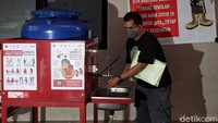 Guna mengantisipasi penyebaran virus Corona, warga yang hendak melakukan perekaman e-KTP diimbau untuk mengenakan masker serta menjaga kebersihan tubuh, salah satunya dengan membersihkan tangan.
