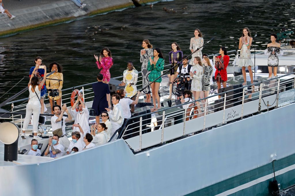 Show Perdana Balmain Di Era Social Distancing Digelar Di Tengah Sungai