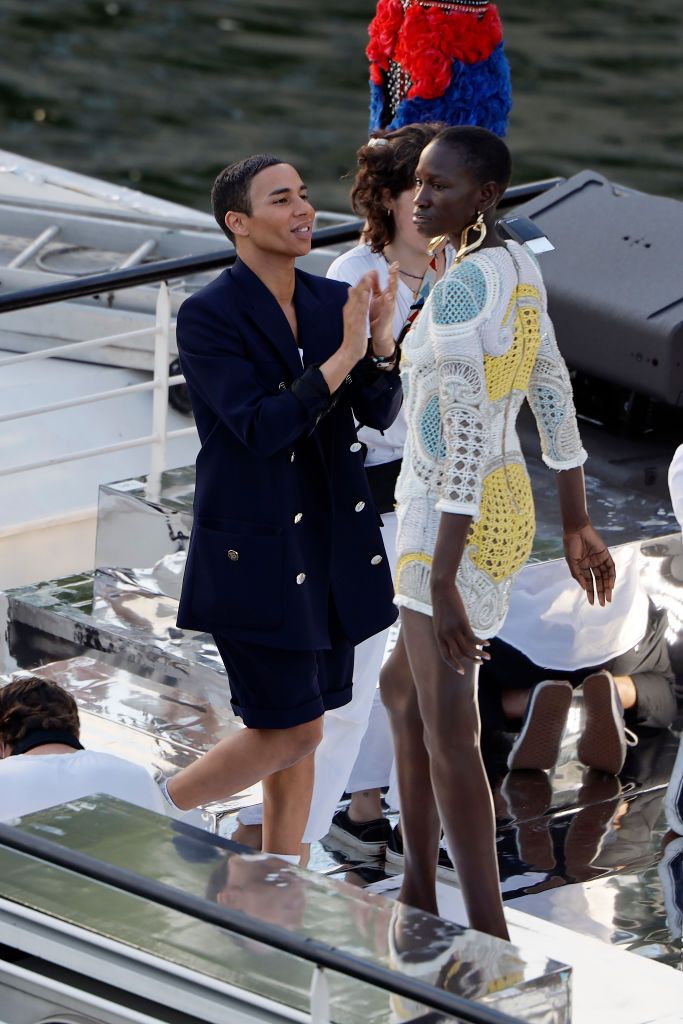 Show Perdana Balmain Di Era Social Distancing Digelar Di Tengah Sungai