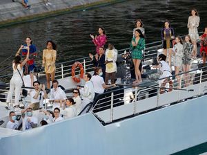 Show Perdana Balmain di Era Social Distancing, Digelar di Tengah Sungai