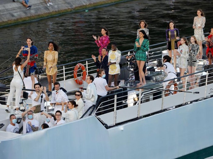 Fashion Show Perdana Balmain di Era Social Distancing