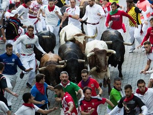 Tak Ada Lari Banteng Tahun ini, Warga Pamplona Bikin Pesta Kecil