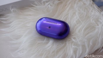 Kota pertama berisikan case Galaxy Buds+ yang dibuat berwarna ungu metalik. Ada tulisan Samsung dan logo BTS. Foto: Adi Fida Rahman/detikINET