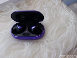 Unboxing Galaxy Buds+ BTS Edition yang Menggemaskan