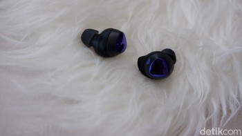 Earbudsnya memadukan hitam dan ungu. Foto: Adi Fida Rahman/detikINET