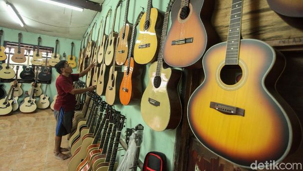 Bisnis reparasi gitar kembali bergeliat khususnya saat pandemi Corona. Iwan Fals aja sering lho reparasi gitarnya di tempat ini. Penasaran?