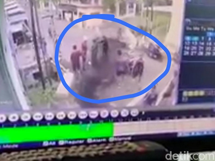 Rekaman CCTV gerombolan pesepeda atau goweser mengeroyok seorang pelajar SMK menjadi viral di media sosial. Pengeroyokan ini mengakibatkan korban terluka di beberapa bagian tubuhnya.