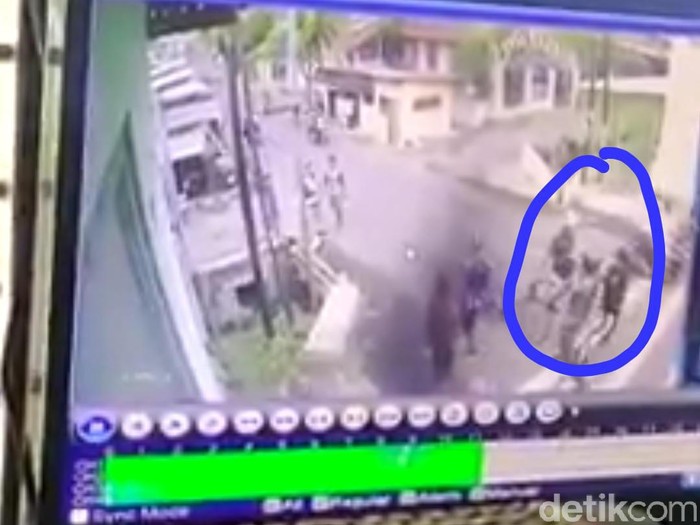 Rekaman CCTV gerombolan pesepeda atau goweser mengeroyok seorang pelajar SMK menjadi viral di media sosial. Pengeroyokan ini mengakibatkan korban terluka di beberapa bagian tubuhnya.