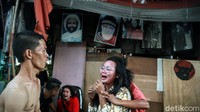 Para pemilik kios itu tak kuasa menahan air mata karena dagangannya ludes terbakar.