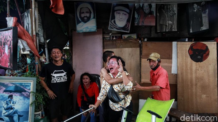 Histeris Warga Korban Kebakaran Manggarai Kebakaran toko di kawasan Manggarai, Jakarta Selatan, menyisakan kesedihan bagi pedagang, Selasa (7/7/2020). Mereka menangis histeris melihat kiosnya ludes dilalap api.