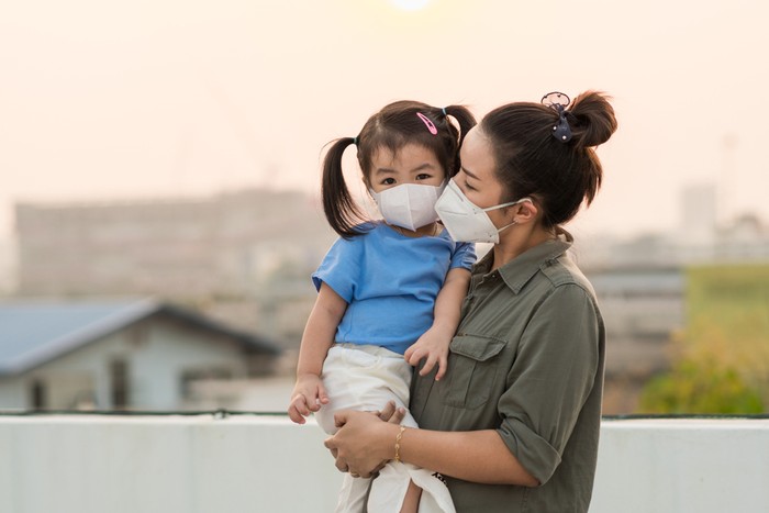 ibu anak pakai masker