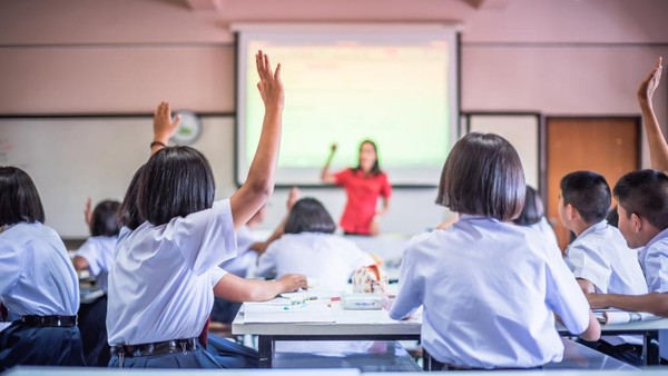 Ilustrasi anak-anak sekolah dan bersosialisasi, menggambarkan fase pertama dalam siklus kehidupan manusia.