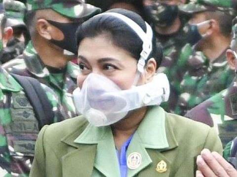 Istri KSAD Andika, Diah Erwiany Trisnamurti Hendrati Hendropriyono pakai masker respirator