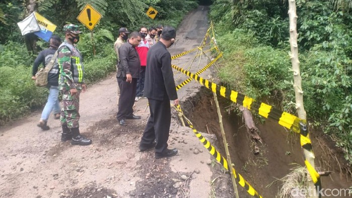 jalur ijen longsor