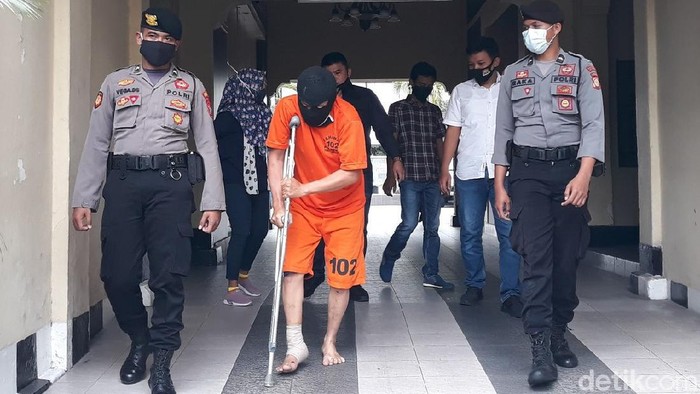 Jambret berinisial HEN (44) didor kakinya karena berusaha kabur saat akan ditangkap polisi di Yogyakarta. HEN terlibat kasus penjambretan dengan sasaran emak-emak, Selasa (7/7/2020).