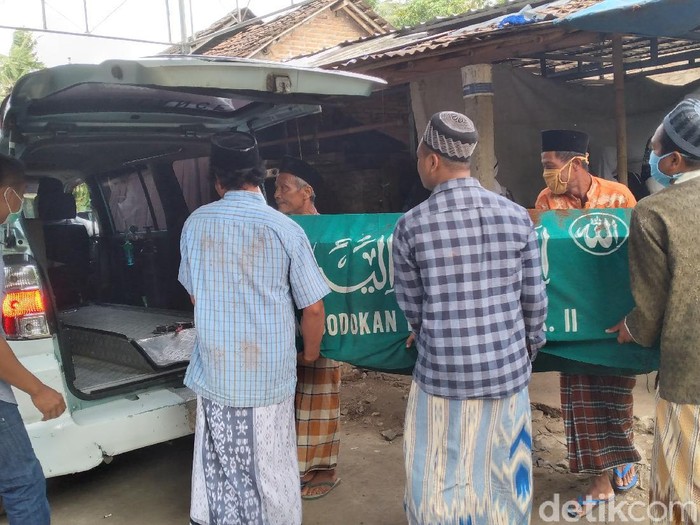 Jenazah Zuni Hanifah yang mayatnya ditemukan dalam sumur Kulon Progo dimakamkan, Selasa (7/7/2020).