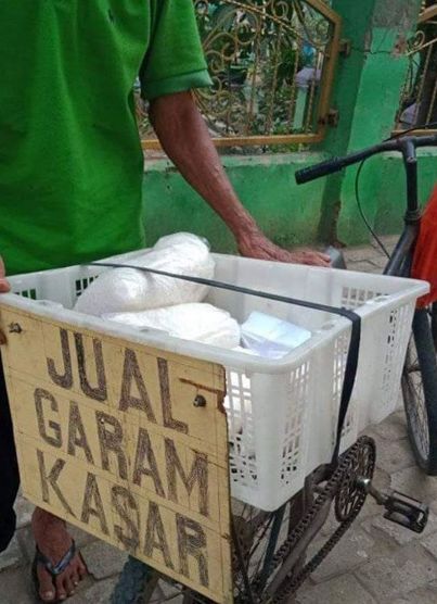 Kisah Haru Kakek Penjual Garam di Tangerang