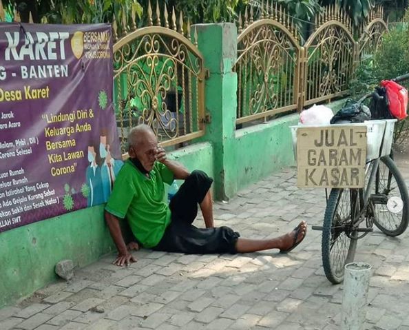 Kakek 90 Tahun Penjual  Pentol Ini Mengayuh Sepeda Usang 