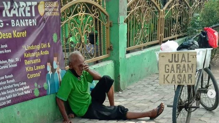 Kisah Haru Kakek Penjual Garam di Tangerang