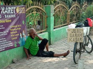 Kisah Haru Kakek 70 Tahun Jualan Garam Keliling Pakai Sepeda