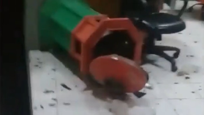 Kantor Satuan Pelaksana Tugas (Kasatpel) Lingkungan Hidup (LH) Kecamatan Mampang Prapatan, Jakarta Selatan, dirusak oknum PPSU. Camat Mampang Prapatan Djaharuddin, buka suara terkait hal itu.