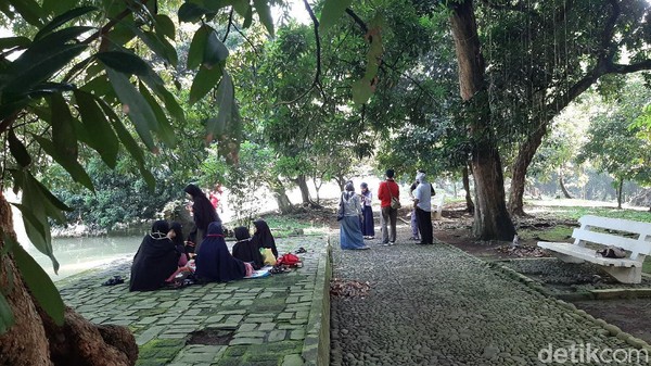 Kebun Raya Bogor dibuka mulai pukul 07.00-17.00 WIB melalui pintu 1 dan pintu 3.  (M. Sholihin/detikcom) Kebun Raya Bogor dibuka mulai pukul 07.00-17.00 WIB melalui pintu 1 dan pintu 3.  (M. Sholihin/detikcom)