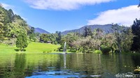Meski hanya berupa kolam besar, namun banyak orang yang menyebutnya danau. Ada air mancur indah dan ikan hias yang seringkali muncul ke permukaan. (Ismet Selamet/detikcom)