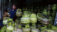 Pekerja menata tabung LPG 3 KG di pangkalan elpiji 3 Kg di Jalan Karet Pasar Baru Barat, Karet Tengsin, Jakarta, Selasa (07/07/2020).