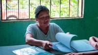 Pandemi Corona menggarisbawahi perbedaan akses pendidikan secara signifikan antara mereka yang tinggal di perkotaan dan yang tinggal di daerah terpencil. Sang ibu, Silvia juga ikut bergabung bersama sang anak untuk menemaninya belajar.