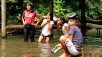 Di luar kegiatan belajar dari rumah, Raiza biasa bermain di sungai.