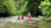 Sungai adalah tempat favorit Raiza untuk bersantai, berenang dan memancing.