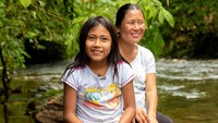 Raiza (11), yang tinggal di timur laut Ekuador dan berbatasan dengan Amazon memulai harinya dengan menyiapkan sarapan berupa smoothie dari pisang raja yang terkenal.