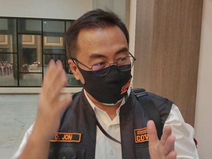 Ketua Gugus Kuratif Penanganan COVID-19 Jatim, dr Joni Wahyuhadi