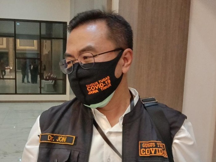 Ketua Gugus Kuratif Penanganan COVID-19 Jatim, dr Joni Wahyuhadi
