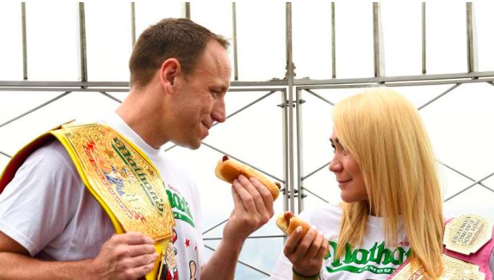 Kontes makan hot dog