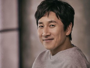 Lee Sun Gyun Dikabarkan Bakal Debut di Hollywood Bareng Son Ye Jin