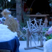 Wanita itu memang serba bisa, mulai dari memasak, mencukur bulu domba, menggergaji bambu atau kayu, membuat kursi dan meja dengan teknik ikat, bertani, menenun benang, hingga main gitar. Wanita itu pernah menampilkan bagaimana caranya membuat jubah dari wol domba yang dicukur, disulam dan diwarnai sendiri. Adapun video mengenai Li Ziqi yang membuat furnitur dari bambu dengan teknik khas China. Foto: YouTube Li Ziqi